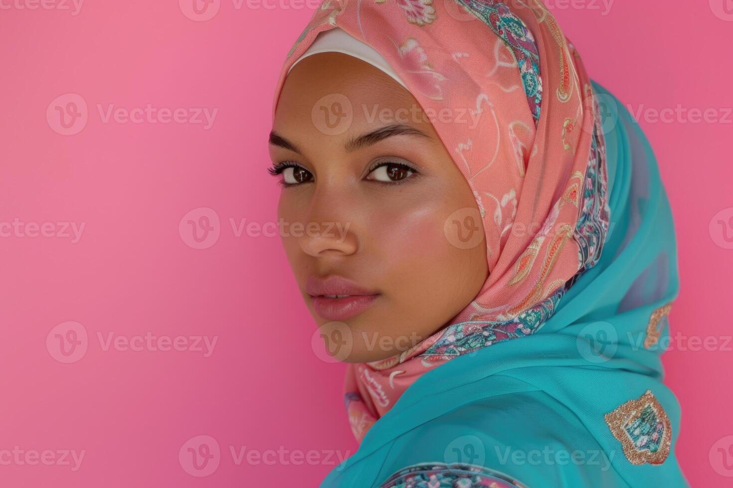 muslimah Modell- im modisch Kleid isoliert im Rosa Hintergrund foto