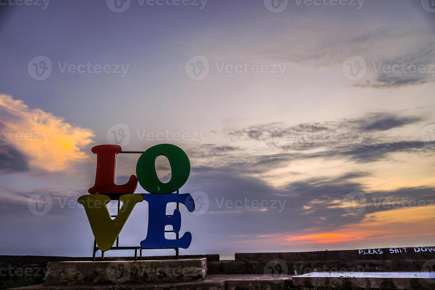 Nahansicht Aussicht von das Wort Liebe platziert auf das Küste gegen ein Sonnenuntergang Himmel mit leeren Raum zum Fotokopieren. foto