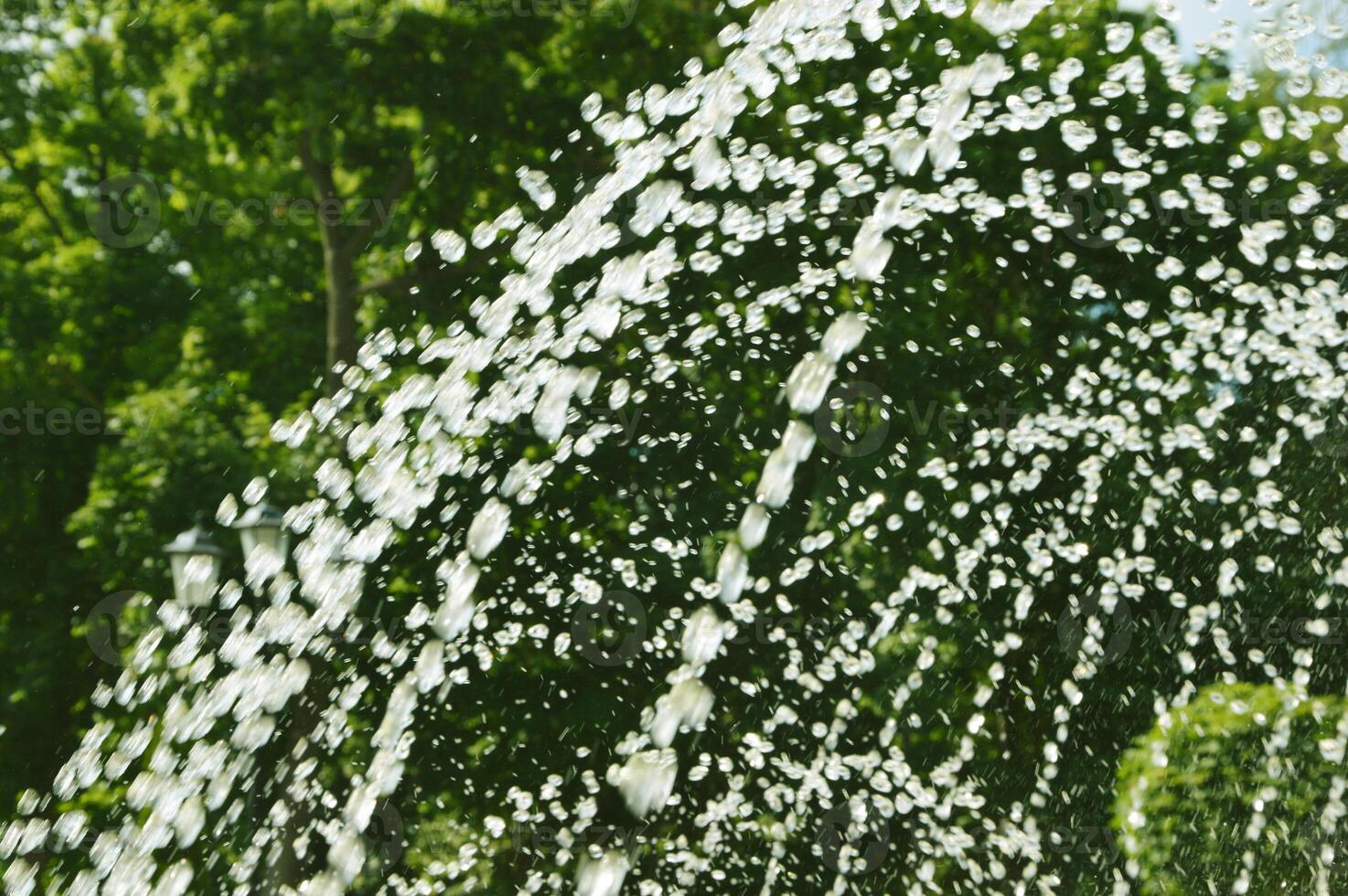 Jets von Wasser von ein Brunnen mit ein schön Textur auf ein Sommer- Tag. abstrakt Hintergrund von Wasser Tropfen. foto