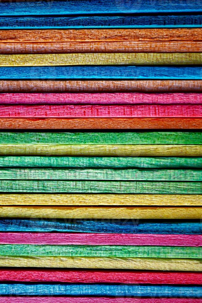 multi farbig hölzern Kunst Stöcke, bunt Hintergrund foto