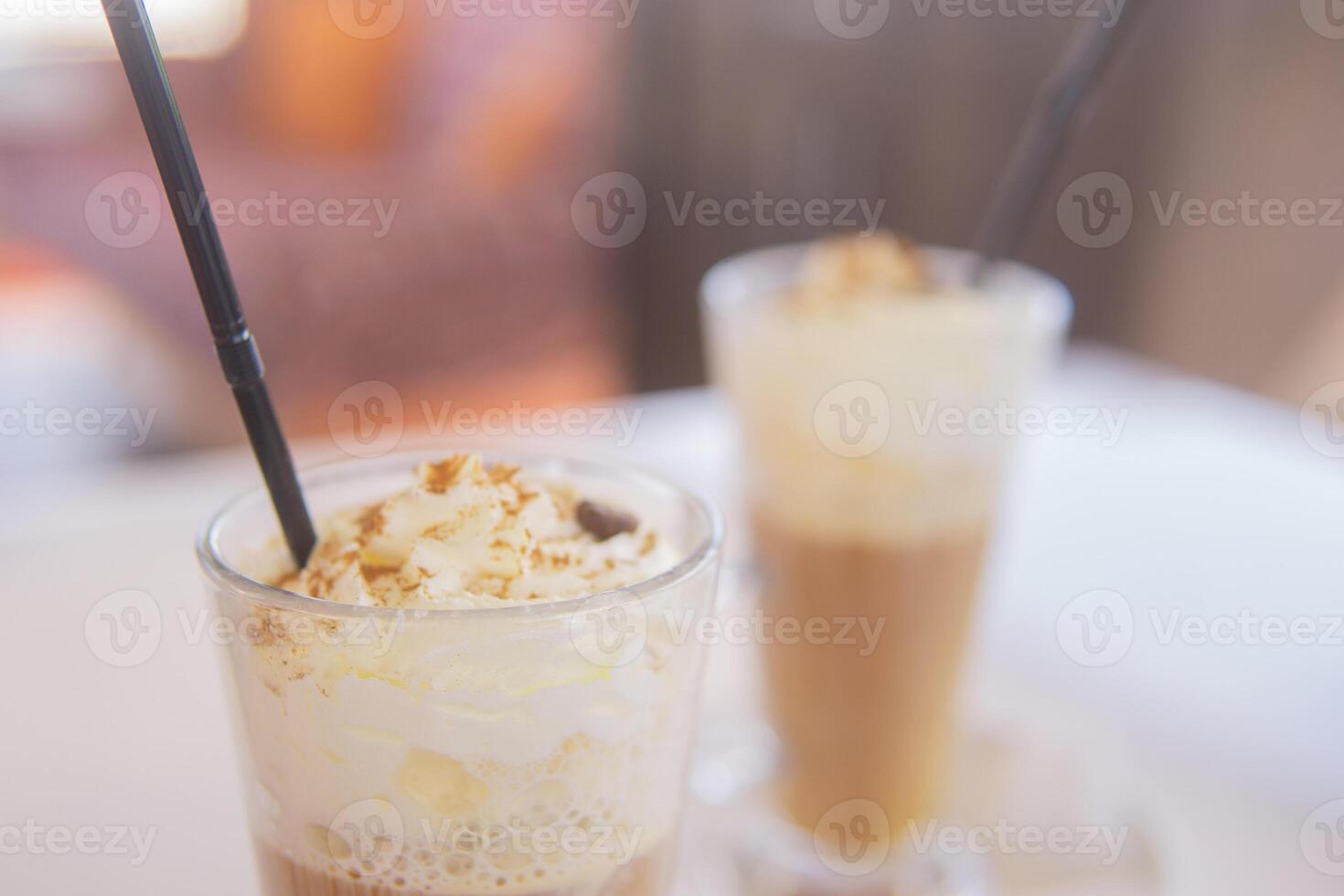 Kaffee ist serviert im ein hoch Glas Glas mit ein Stroh. das Konzept von Kaffee Getränke von das Bar Speisekarte foto
