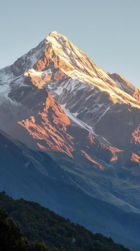 golden Sonnenaufgang auf schneebedeckt Gipfel foto