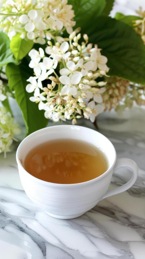 Tee Tasse inmitten Weiß Blüten foto