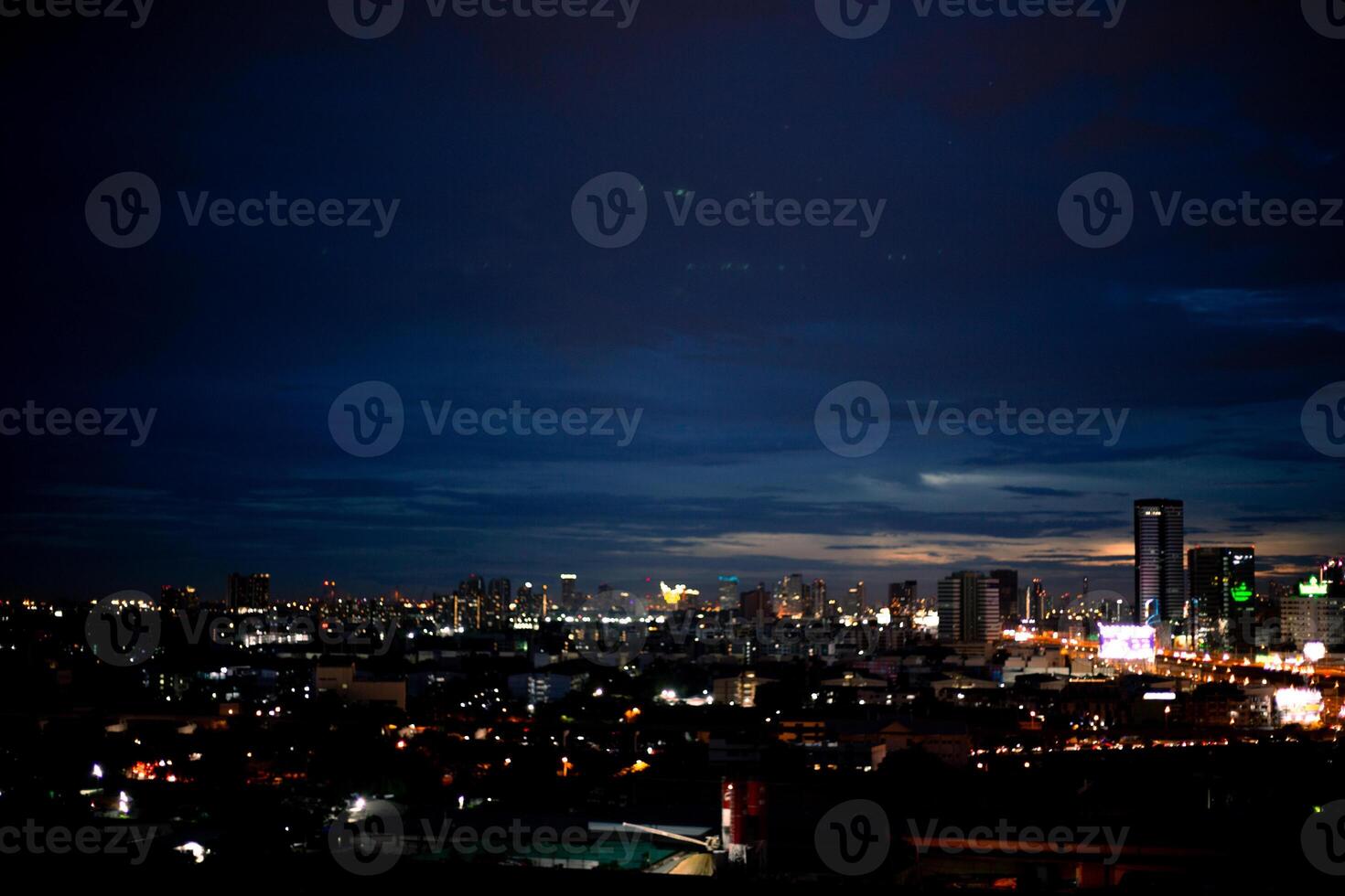 Himmel wolkig Himmel Tag Abend Dämmerung Zeit mit Sonnenlicht Strahl von zwischen Wolken mit Stadt Stadt, Dorf Hintergrund foto