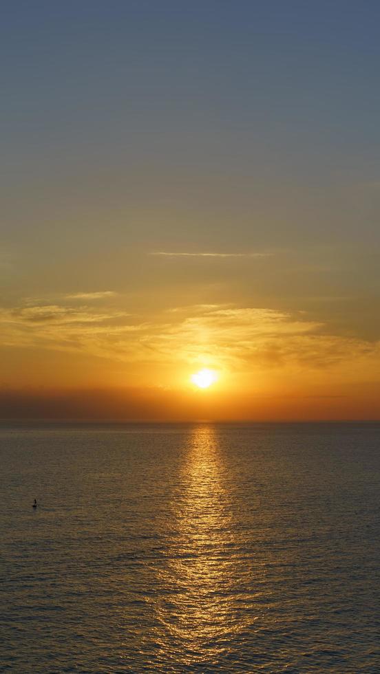 schöner Sonnenuntergang über der Meereslandschaft foto