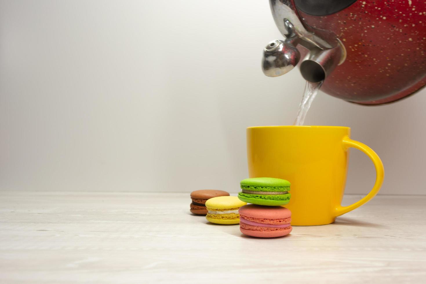 Makronen auf dem Hintergrund einer gelben Tasse foto