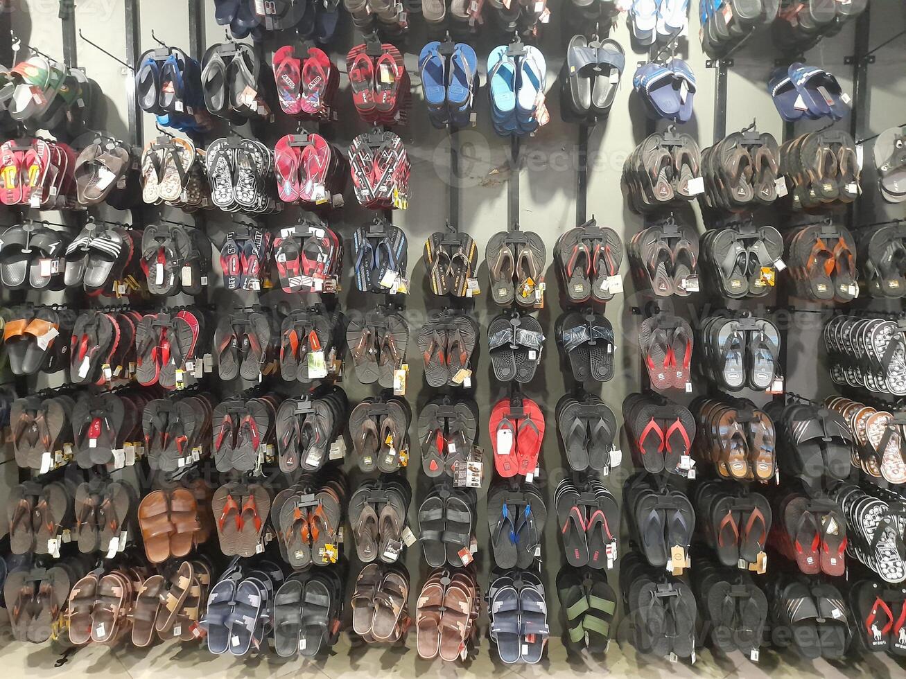 verschiedene Typen von Schuhe und Sandalen angezeigt im ein Schuh Geschäft Schaufenster. foto