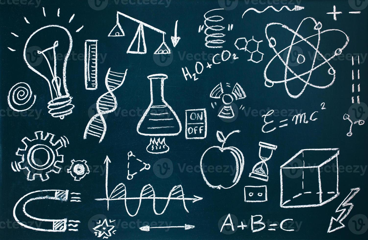 Chemiker und mathematische Zeichnungen auf Tafelhintergrund foto