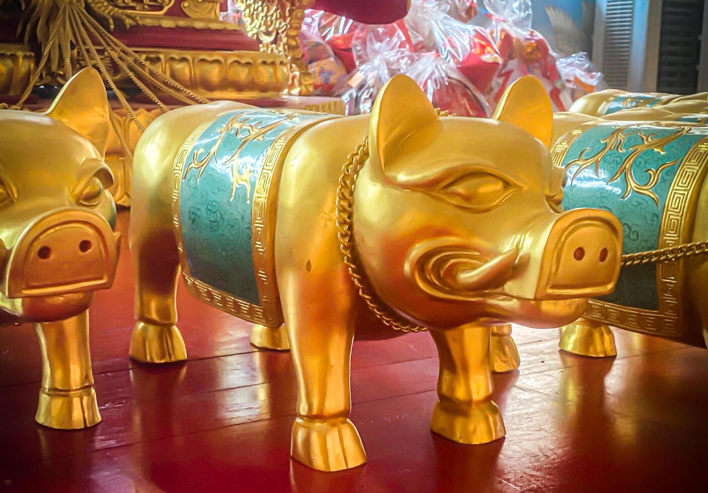 golden Schwein Statue ist ein schön thailändisch und Chinesisch die Architektur von Nachas sa thailändisch Rutsche Schrein, Naja Schrein, Najasaataichue, Nezha Schrein Chinesisch Tempel. gut Glück Chinesisch Neu Jahr Feierlichkeiten. foto