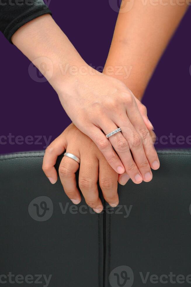 Hochzeit Ring Foto schießen Konzept ein Mann tragen ein formal schwarz passen und lila Krawatte und Frau mit lila passen ist halten ein Hochzeit Ring