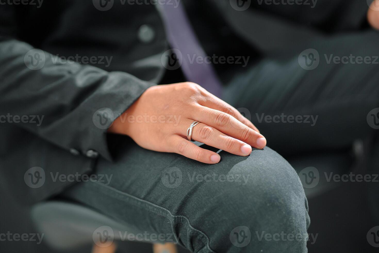 Hochzeit Ring Foto schießen Konzept ein Mann tragen ein formal schwarz passen und lila Krawatte ist halten ein Hochzeit Ring