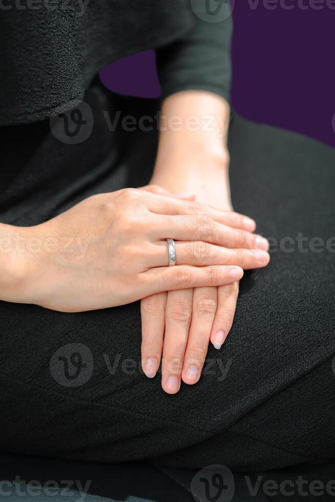 Hochzeit Ring Foto schießen Konzept ein Mann tragen ein formal schwarz passen und lila Krawatte und Frau mit lila passen ist halten ein Hochzeit Ring