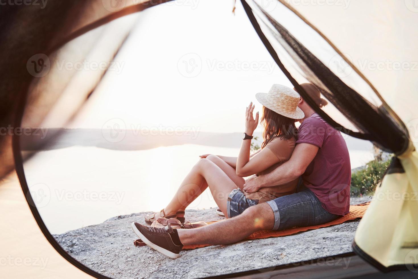 Blick vom Zelt eines Paares mit Blick auf den See während der Wanderung. Avel Lifestyle Konzept Abenteuerurlaub im Freien foto