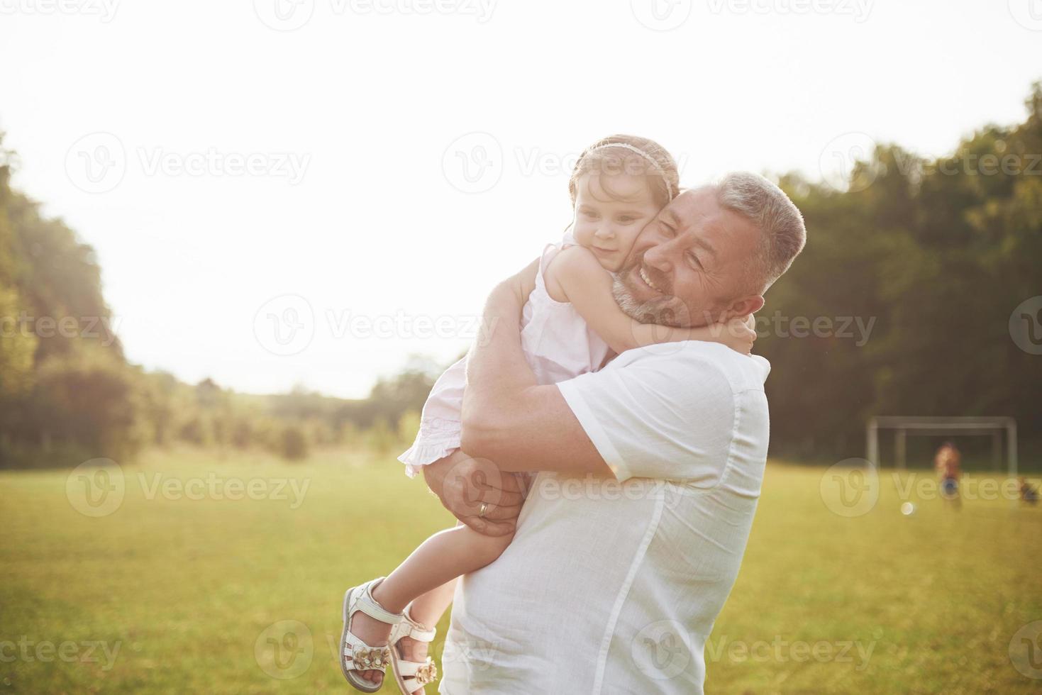 Porträt von Großvater mit Enkelin, gemeinsam im Park entspannen foto