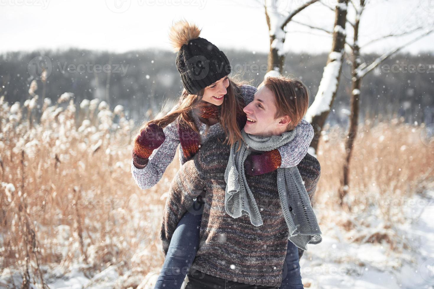 Paar hat Spaß und lacht. Kuss. junge Hipster-Paare, die sich im Winterpark umarmen. Winterliebesgeschichte, ein schönes stilvolles junges Paar. Wintermodekonzept mit Freund und Freundin foto