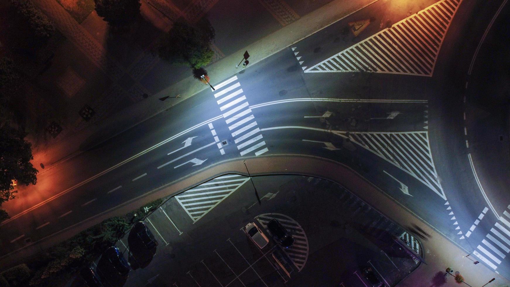 Luftaufnahme der Nachtstraße in der polnischen Stadt foto