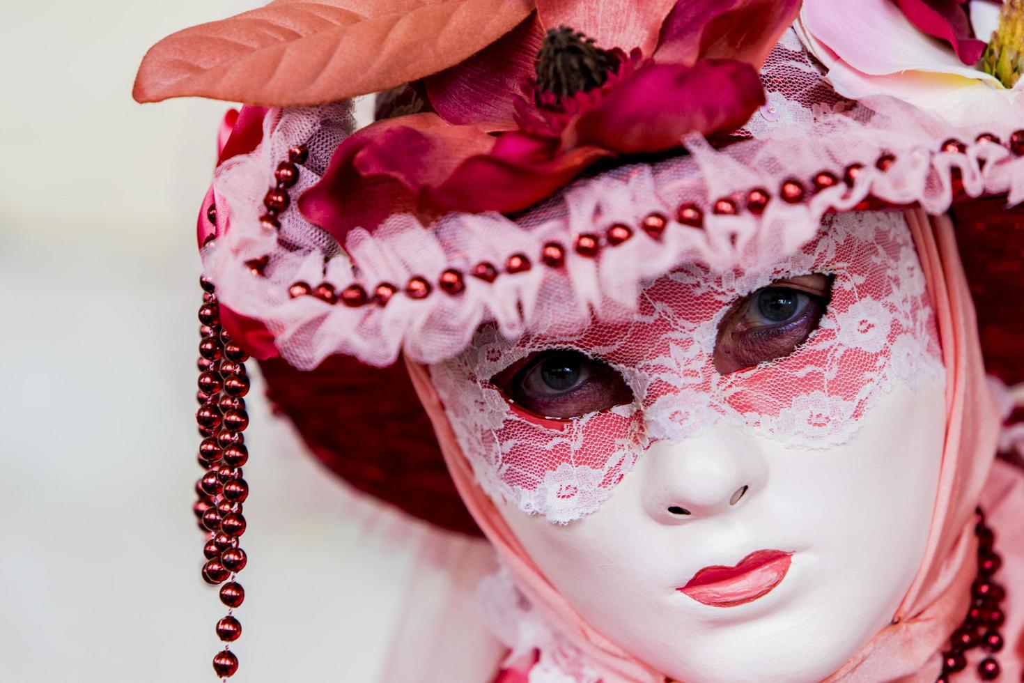 Venedig, Italien, 10. Februar 2013 - Unbekannte Person mit venezianischer Karnevalsmaske in Venedig, Italien. 2013 findet es vom 26. Januar bis 12. Februar statt. foto