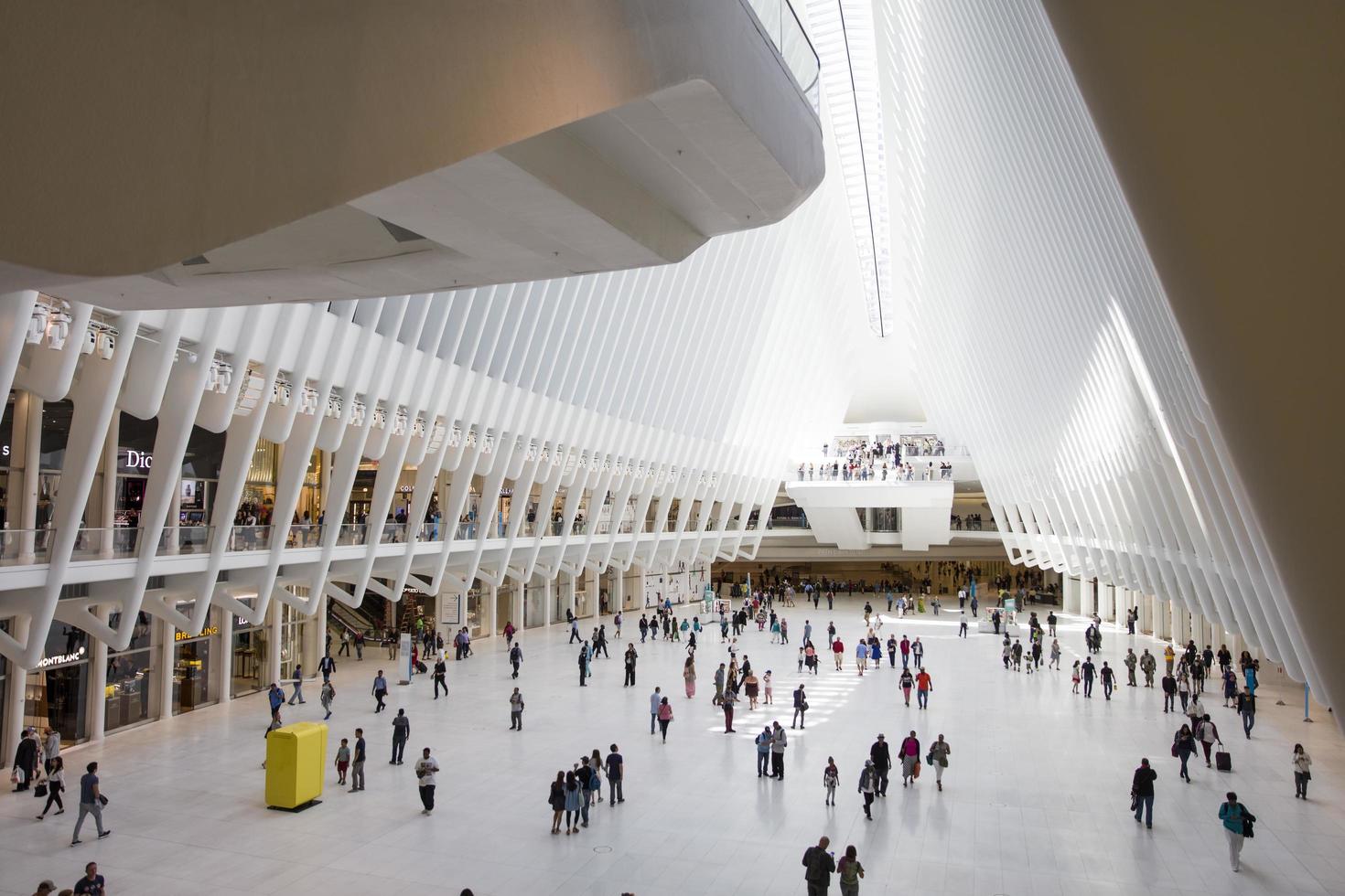 New York, USA, 30. August 2017 - Unbekannte Personen bei Oculus in New York. oculus, eine atemberaubende Struktur aus Glas und Stahl, die vom spanischen Architekten Santiago Calatrava entworfen wurde. foto