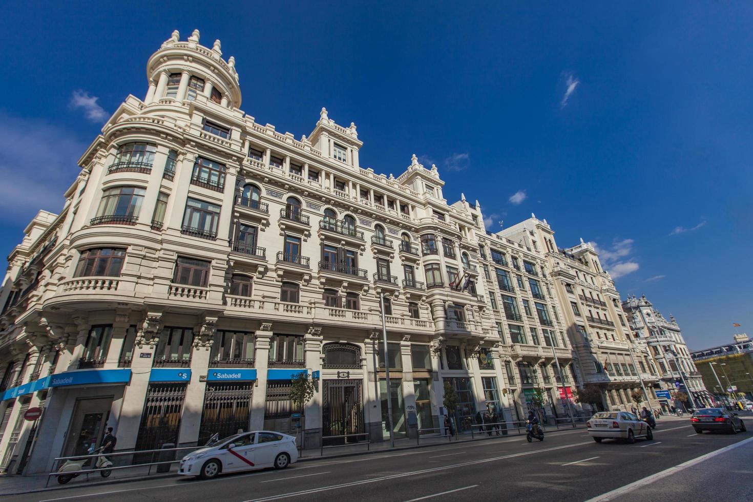 Madrid, Spanien, 16. März 2016 - Unbekannte Personen in der Gran Via Street in Madrid, Spanien. Granvia gilt als ein Schaufenster der Architektur des frühen 20. Jahrhunderts foto