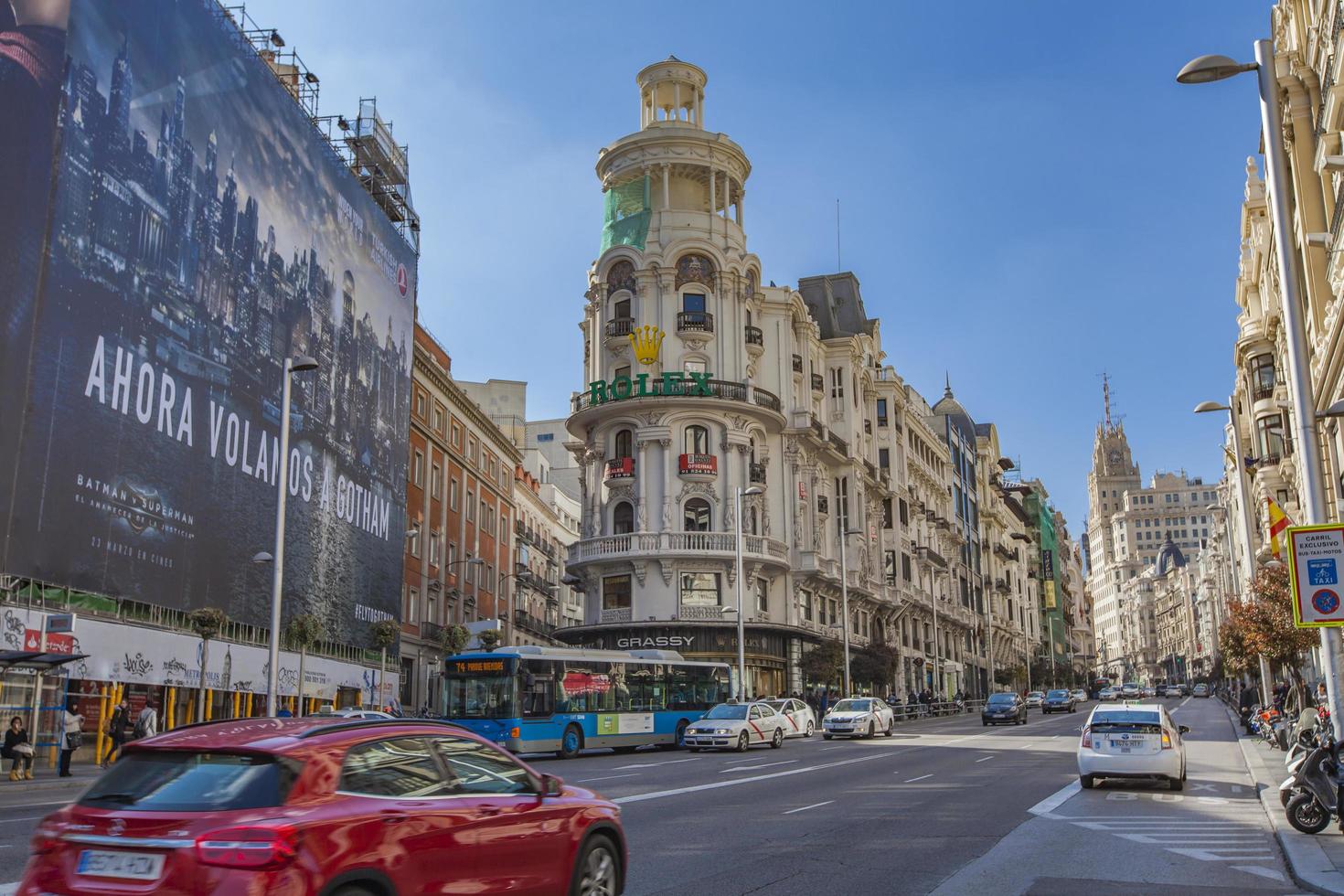 Madrid, Spanien, 16. März 2016 - Unbekannte Personen in der Gran Via Street in Madrid, Spanien. Granvia gilt als ein Schaufenster der Architektur des frühen 20. Jahrhunderts foto