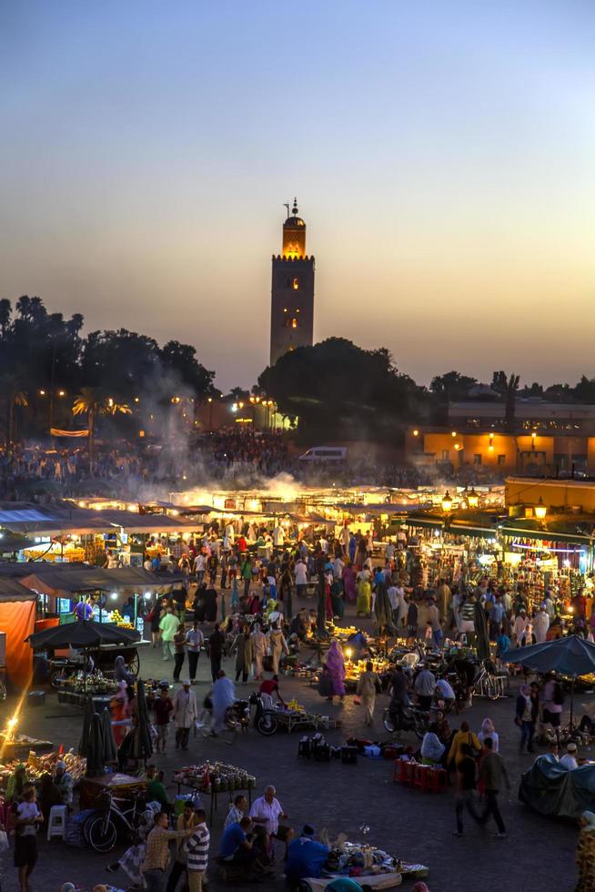 Marrakesch, Marokko, 11. September 2014 - nicht identifizierte Personen im Jeema el Fna in Marrakesch, Marokko. Jeema el Fna erhielt das Unesco-Label für Meisterwerke des mündlichen und immateriellen Erbes der Menschheit. foto