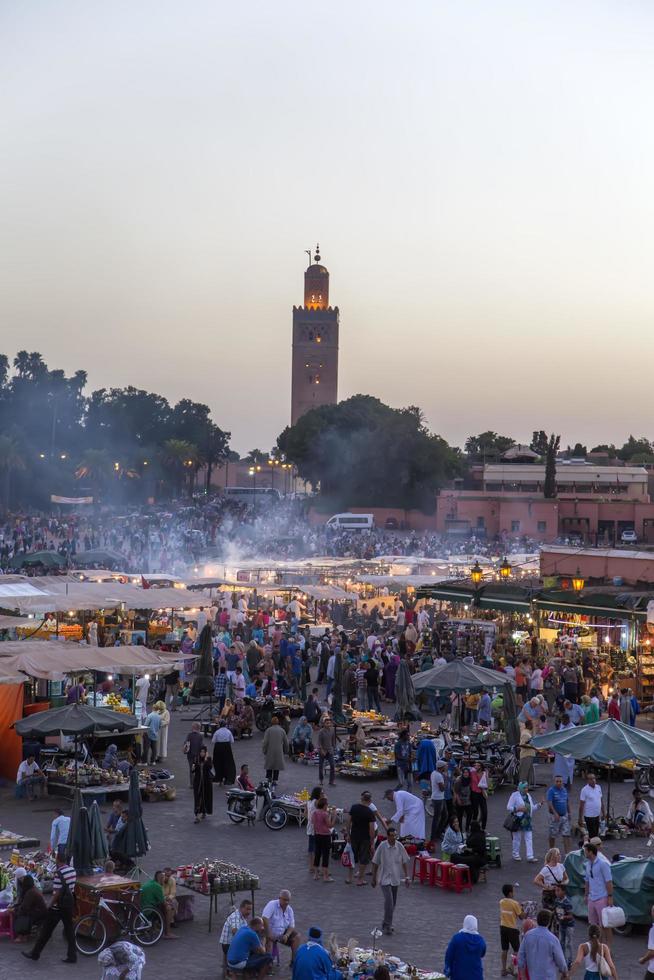 Marrakesch, Marokko, 11. September 2014 - nicht identifizierte Personen im Jeema el Fna in Marrakesch, Marokko. Jeema el Fna erhielt das Unesco-Label für Meisterwerke des mündlichen und immateriellen Erbes der Menschheit. foto