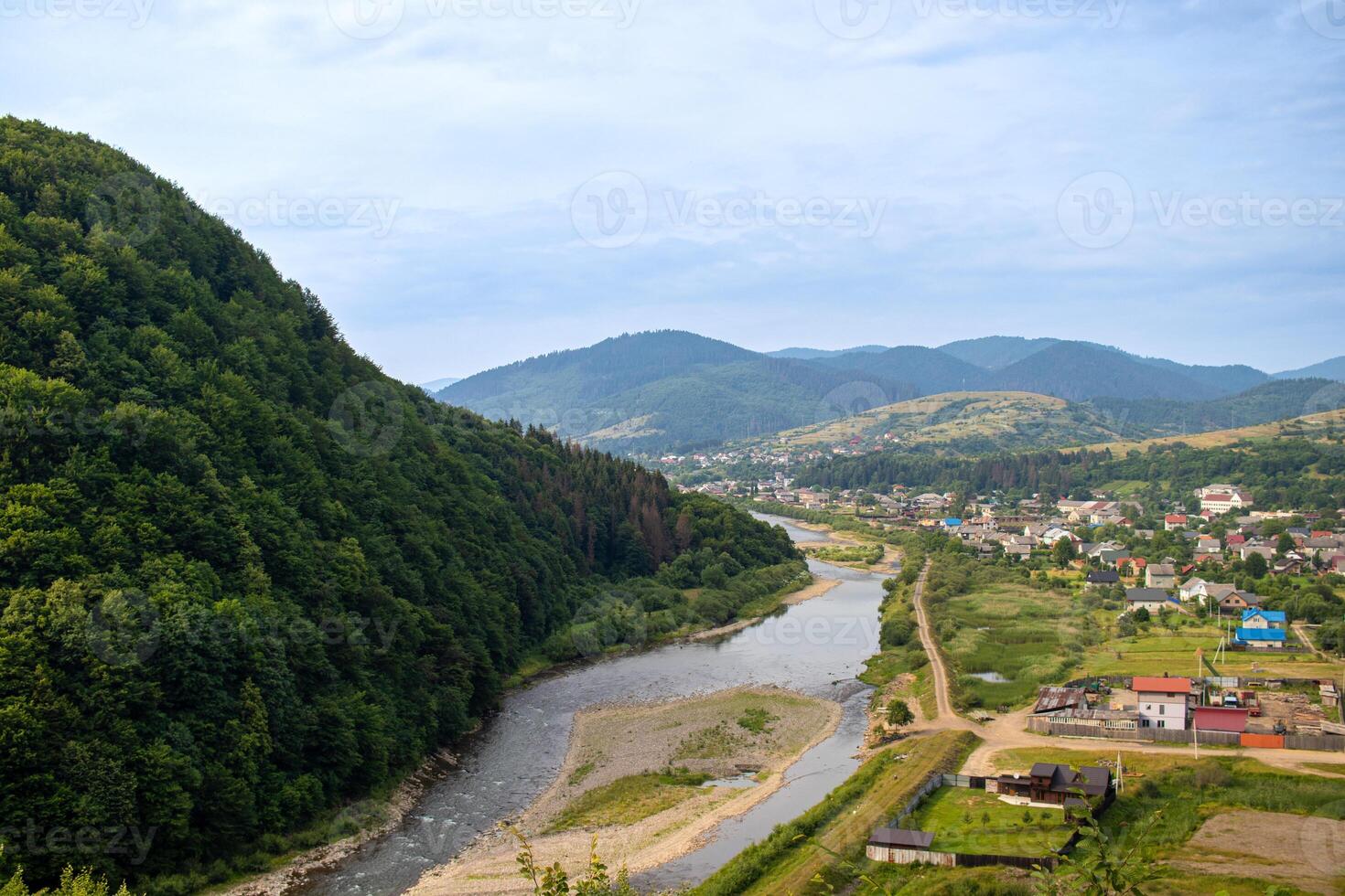 Karpaten Berge Bereich, Ukraine. Karpaten Aussicht von ein Berg Fluss und Dorf foto