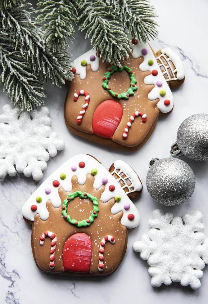 hausgemachter Lebkuchen beherbergt Tannenzweige auf weißem Tisch. foto