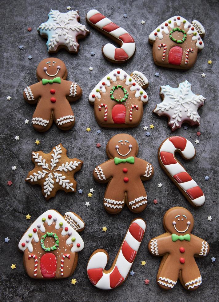 Weihnachtslebkuchenplätzchen auf dunklem Hintergrund foto