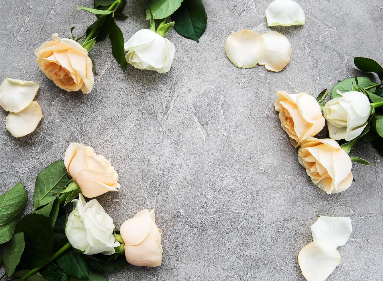 gelbe und weiße Rosen auf Steinhintergrund foto