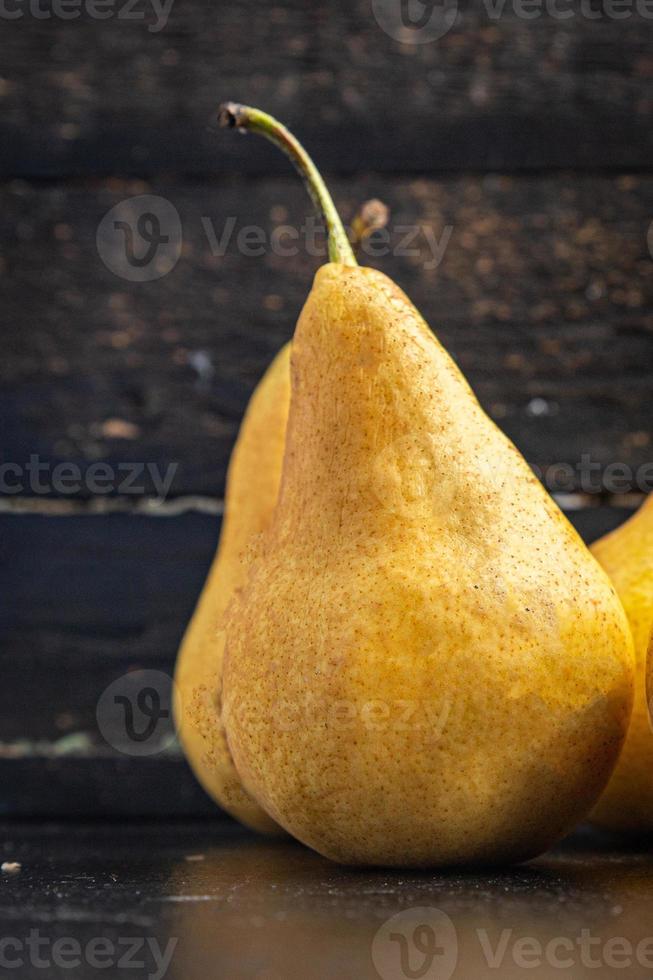 Birnenfrucht frischer Essenssnack veganes oder vegetarisches Essen foto