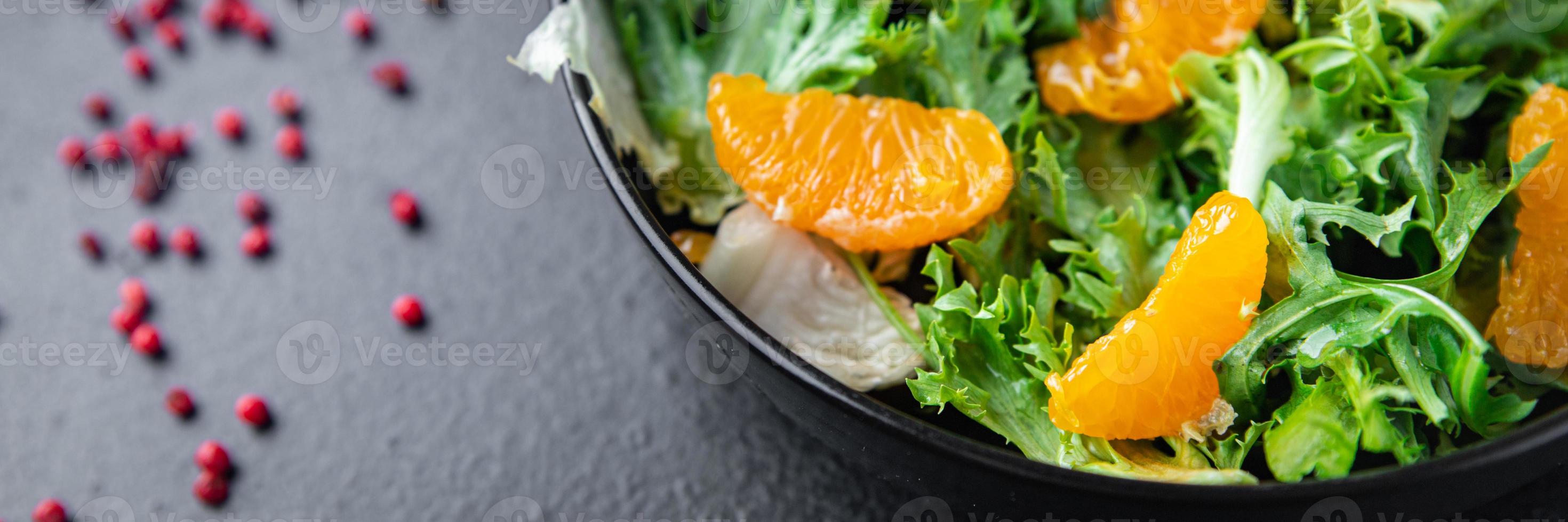 Salat Zitrussalat, Mixblätter, Mandarinen- oder Orangenmehl foto