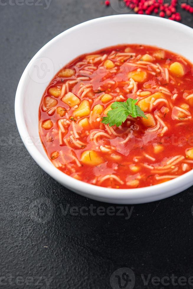 Minestrone rote Tomatensuppe erstes Gericht foto