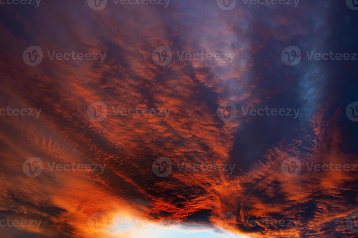 feuerroter dramatischer Horizont Sonnenuntergang foto