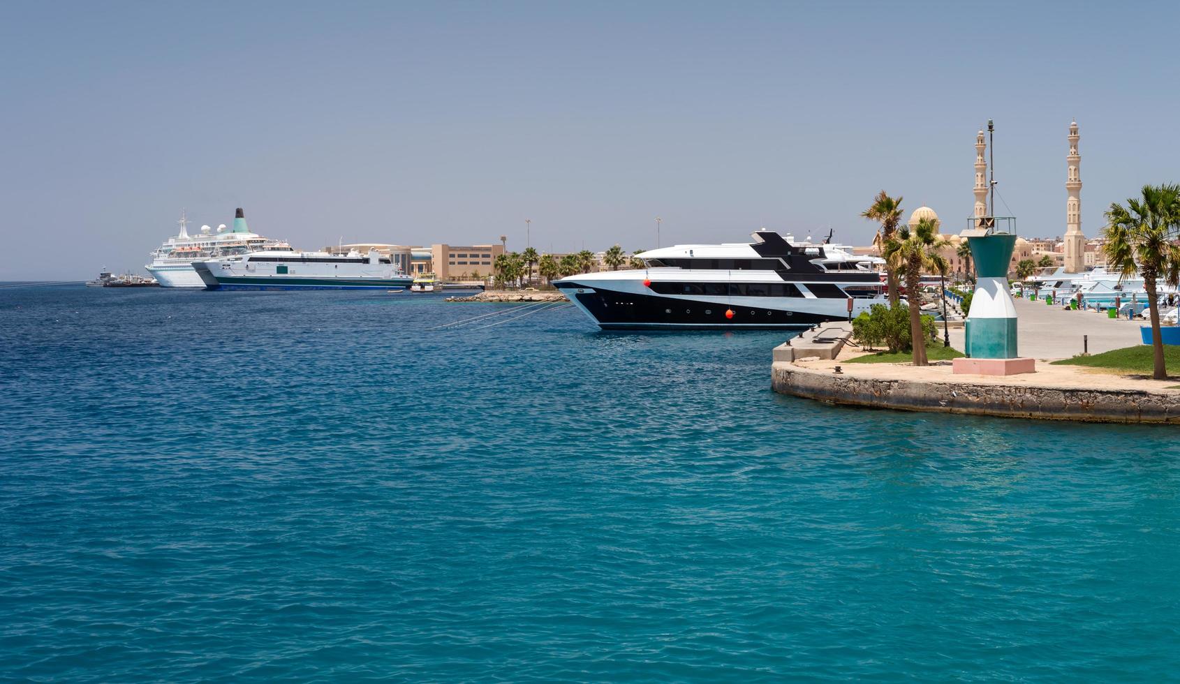 viele Schiffe in der Hurghada Marina im Roten Meer foto