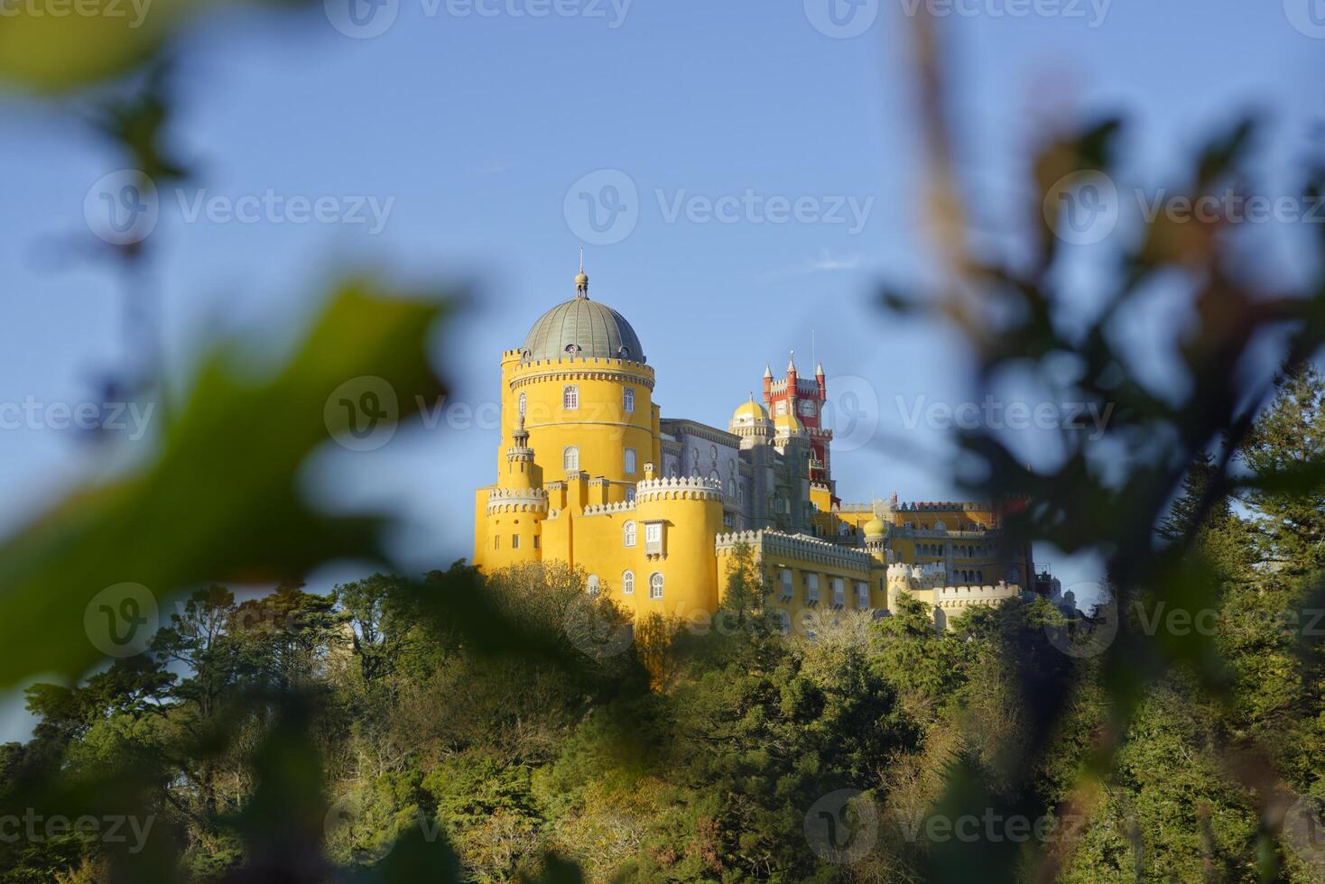 Aussicht von das National Palast von Pena im Sintra, Portugal. UNESCO Welt Erbe. historisch Besuche. Ferien und Ferien Tourismus. bunt Palast. die meisten hat besucht setzt. foto