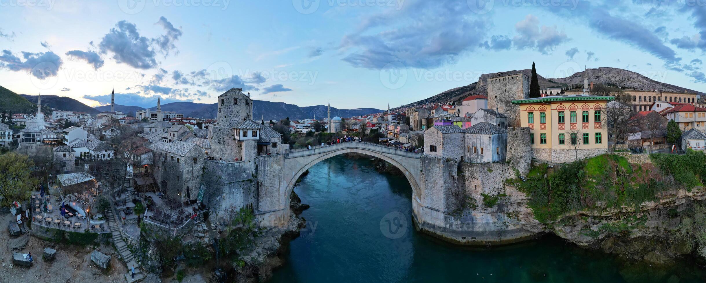 Panorama- Aussicht von das alt Brücke im Mostar Stadt im Bosnien und Herzegowina. Neretva Fluss. UNESCO Welt Erbe Seite? ˅. Menschen Gehen Über das Brücke. foto