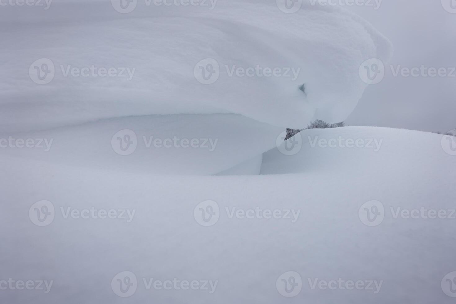Schnee Formationen. tolle Textur und abstrakt Hintergrund. Winter und Weiß Landschaft. nehmen ein Moment zu entspannen und meditieren mit diese heiter Szene. foto