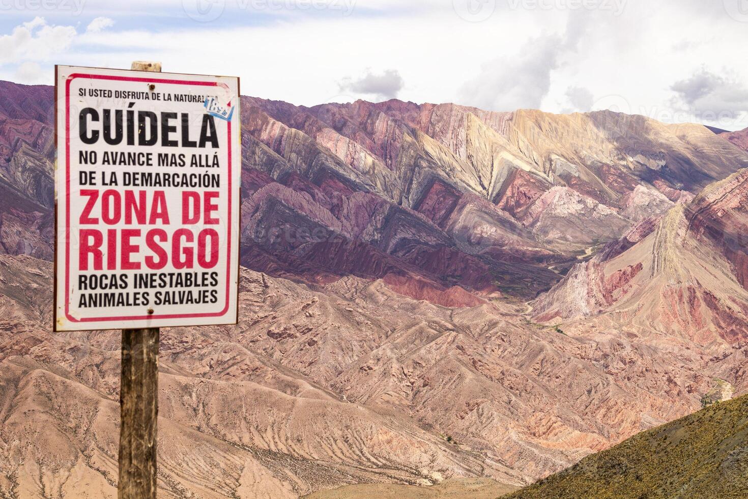 mehrfarbig Berge gelegen im das Stadt, Dorf von Humahuaca, Argentinien foto