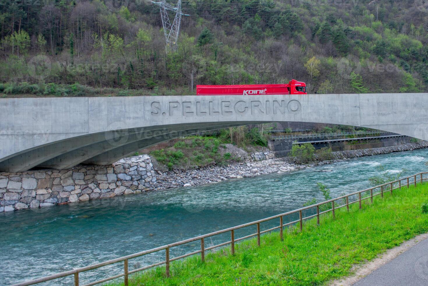 Italien 2024 LKW zum Transportieren Mineral Wasser auf das brembo Fluss Brücke foto