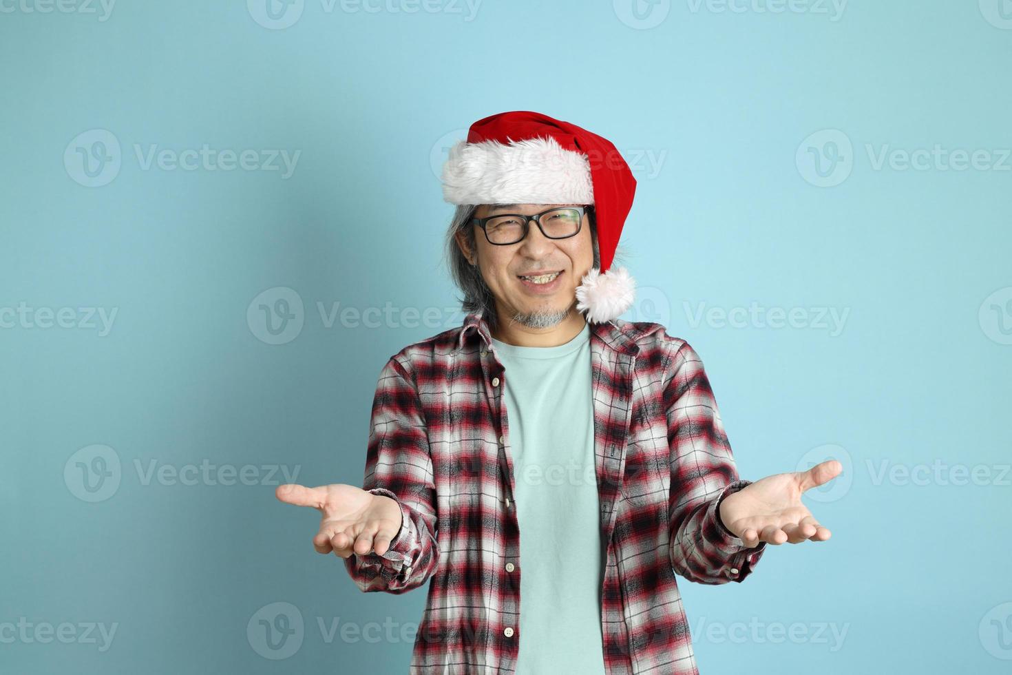 Mann in der Weihnachtszeit foto