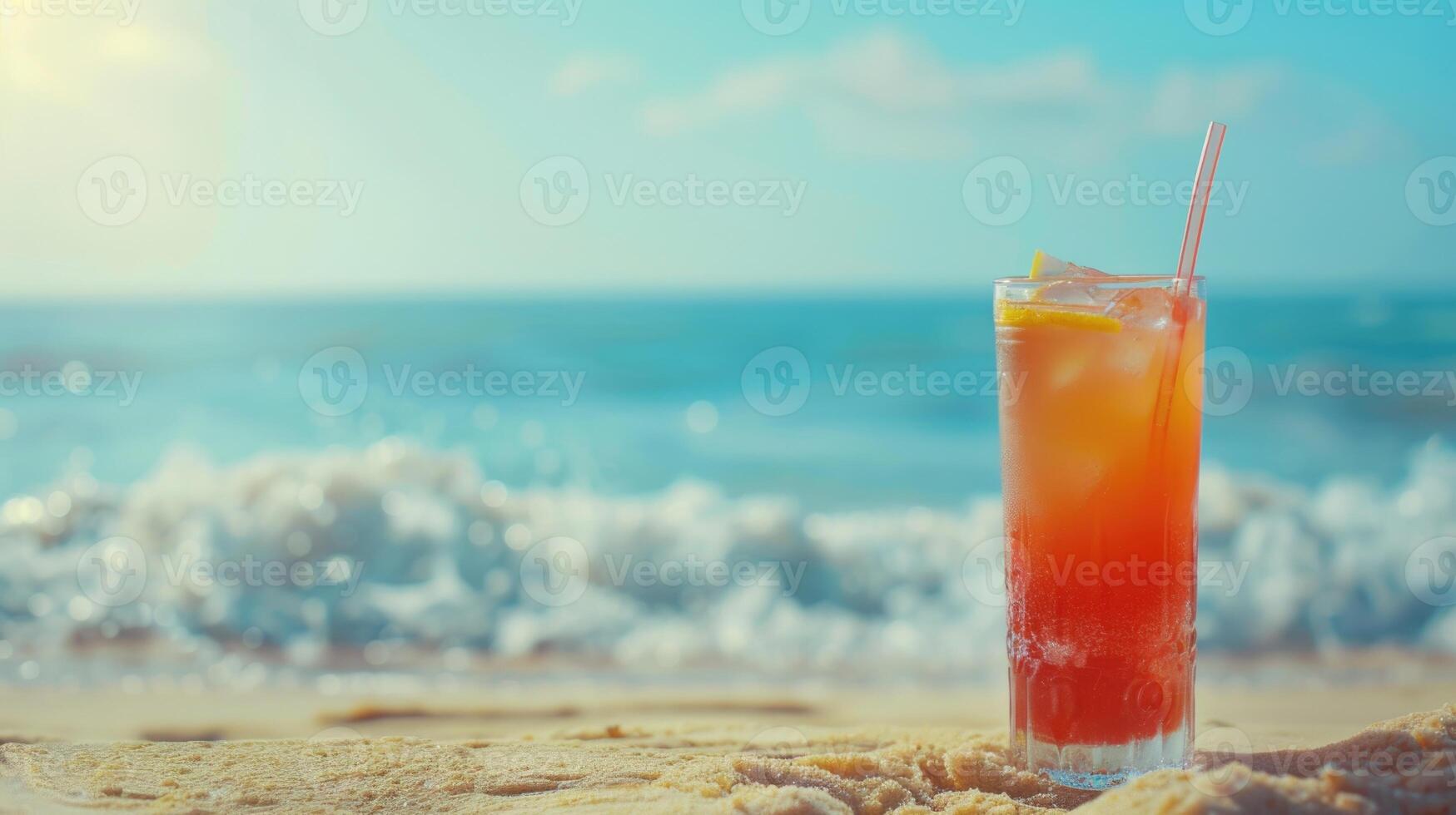 erfrischend Sommer- trinken mit Strand Hintergrund. foto