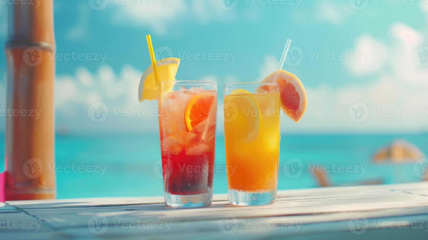 erfrischend Sommer- Getränke durch das Strand. foto