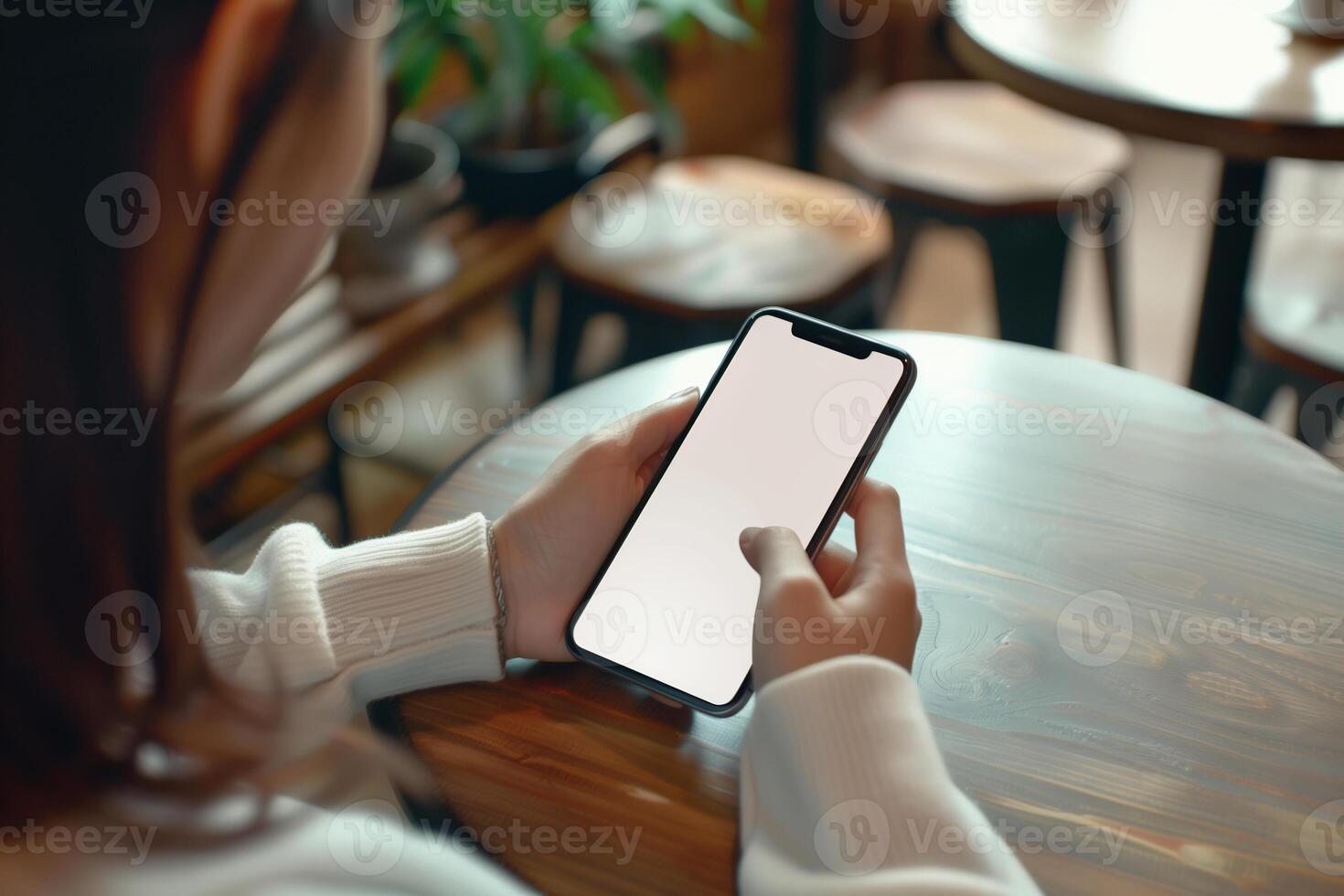 Hände halten Telefon mit Weiß Attrappe, Lehrmodell, Simulation Bildschirm gegen Kaffee Tabelle Hintergrund foto