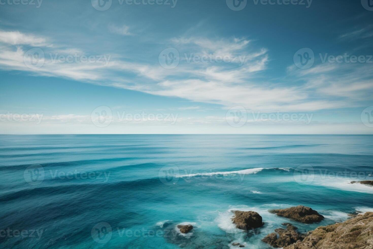 Blau Ozean Wellen und Sonne Strahlen im das Ozean foto