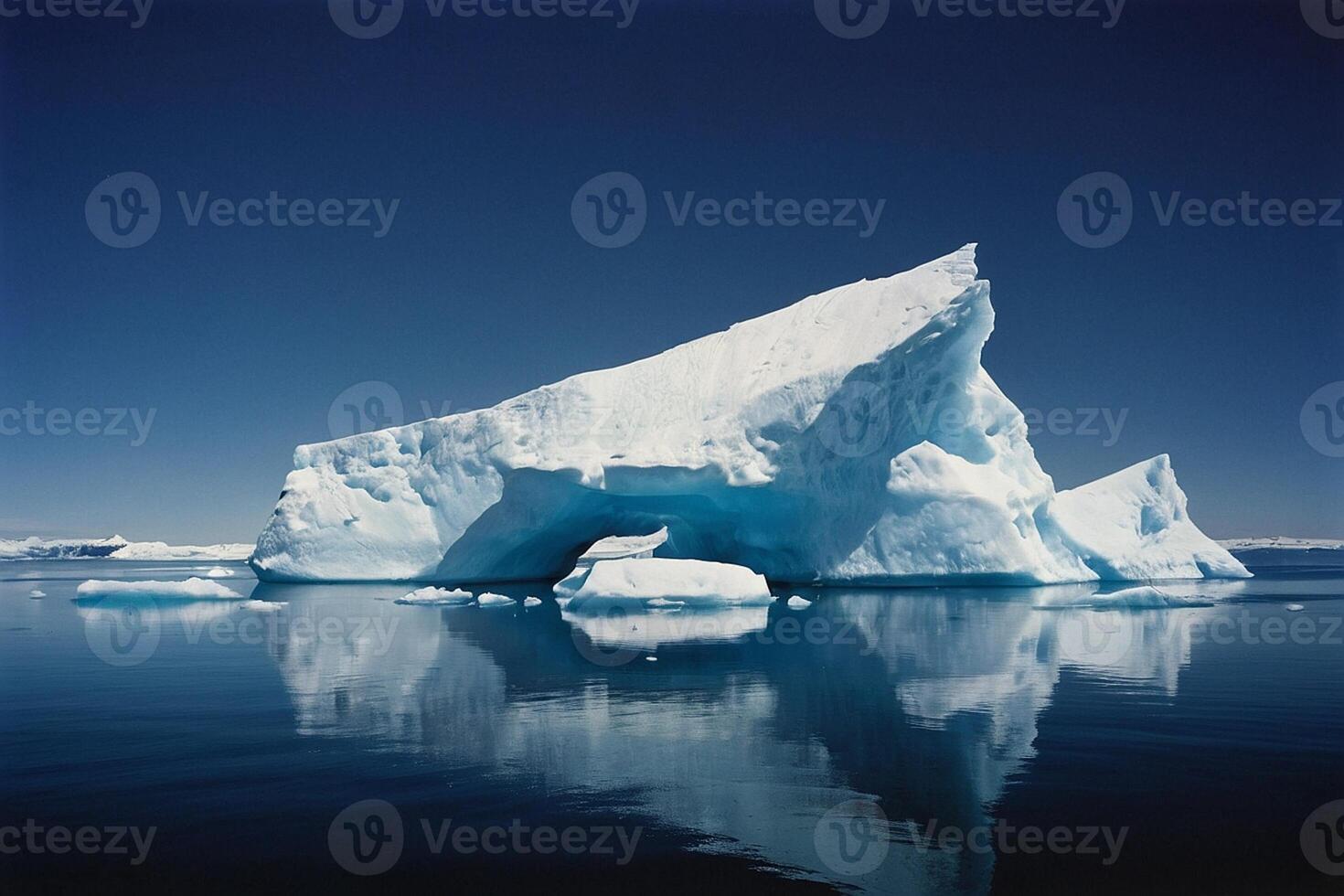 Eisberge schweben im das Wasser beim Sonnenuntergang foto