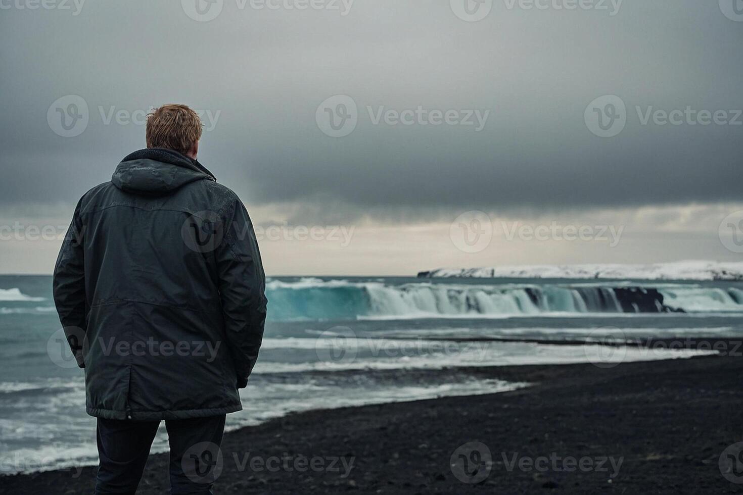 Mann Stehen auf das Kante von das Cliff suchen beim das Ozean foto