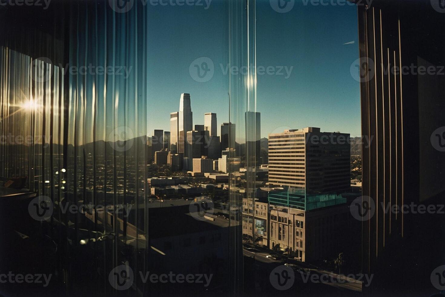 ein Aussicht von das Stadt von ein Fenster mit Vorhänge foto