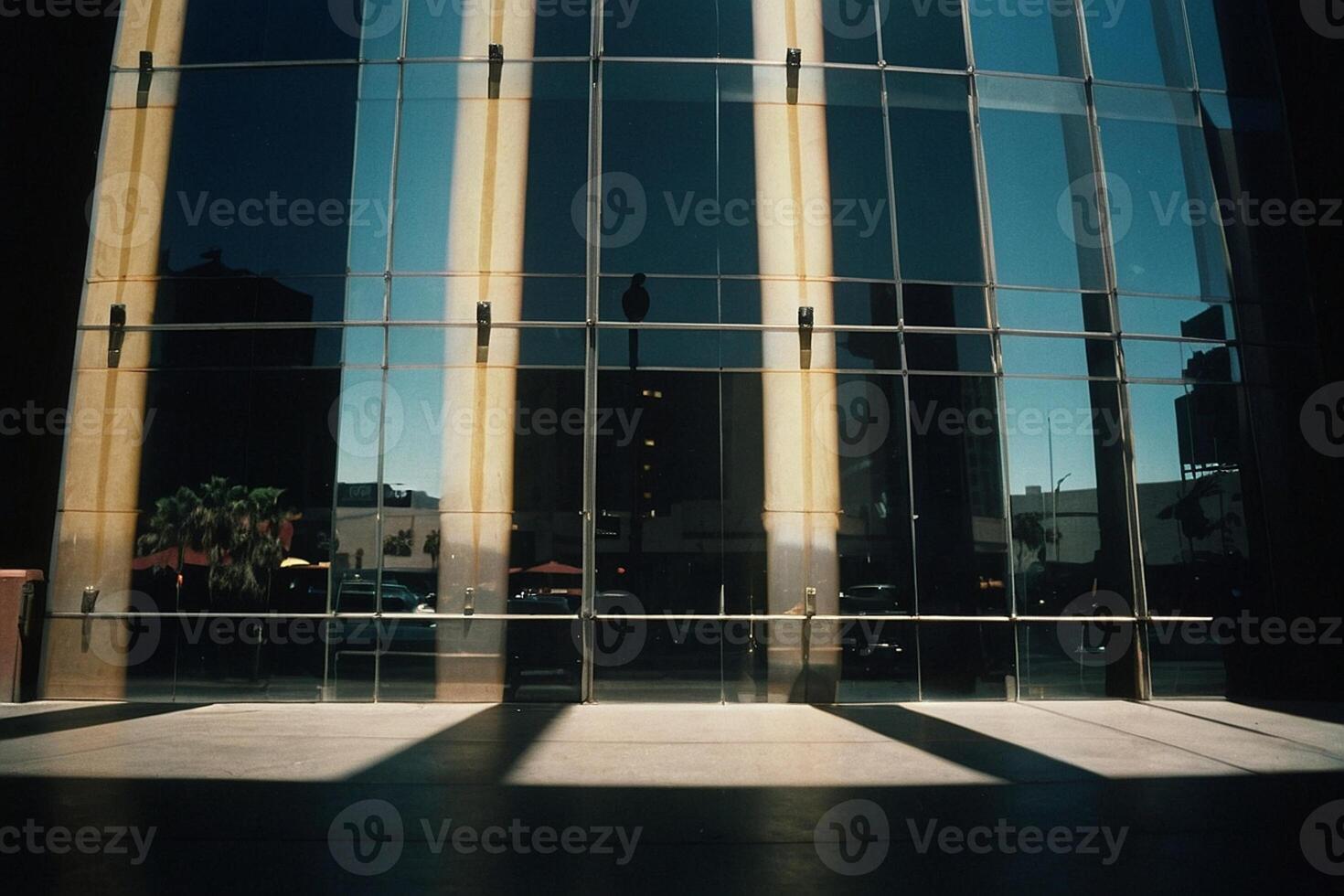 ein groß Gebäude mit Glas Wände und Fenster foto