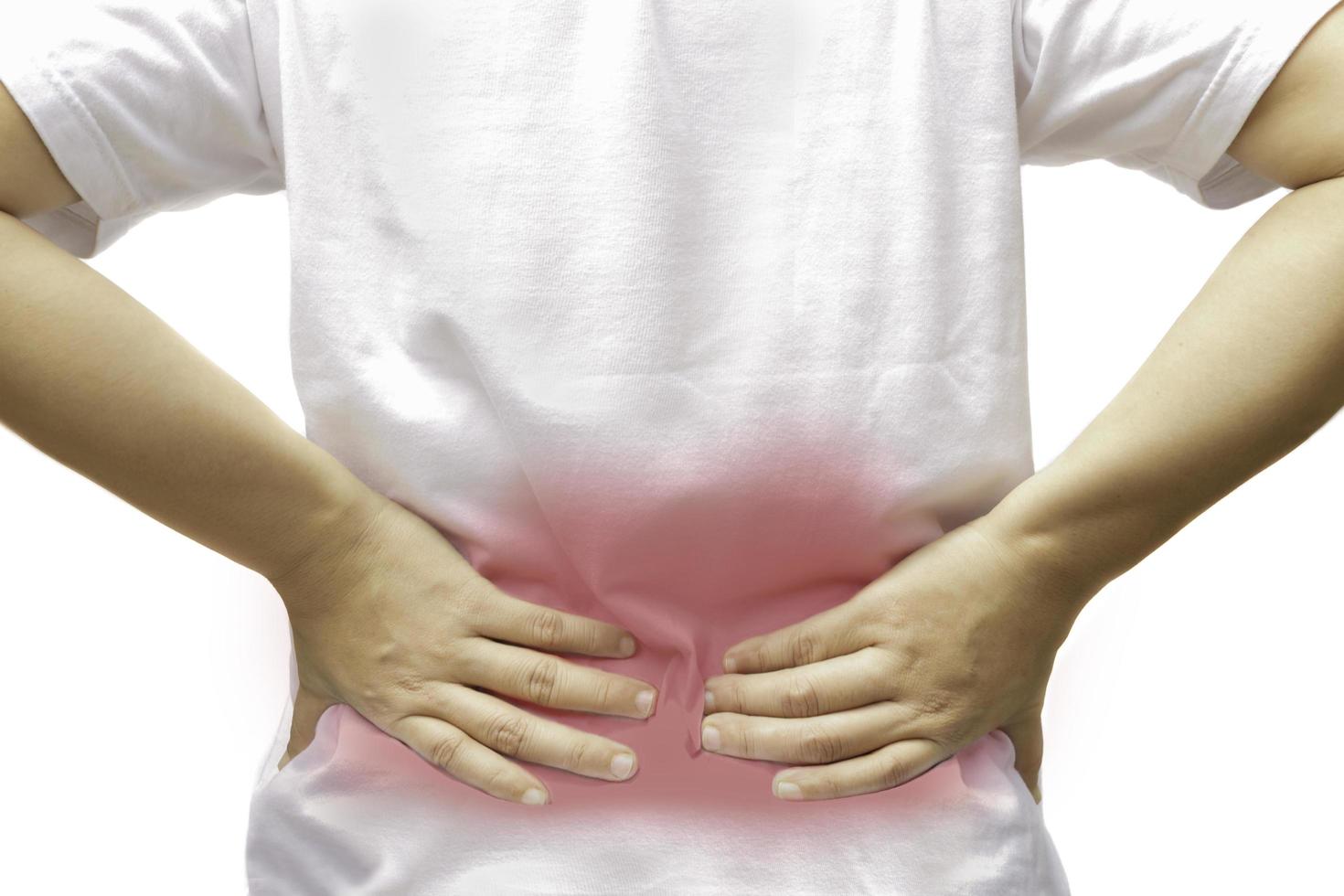 Frauenhände berühren ihre Rückenschmerzen im Beschneidungspfad isoliert. foto